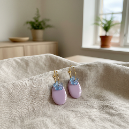 Statement øreringe med lilla oval og blå blomst – Designet af Winther Design