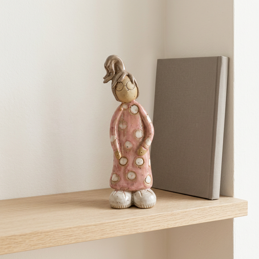 Spilop Sigrid – keramikfigur i rosa prikket kjole, 14 cm | Charlottes Clayground