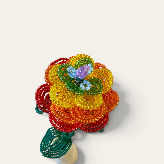Langstilket rose i glasperler – Pride regnbue | Sams Perlekrea