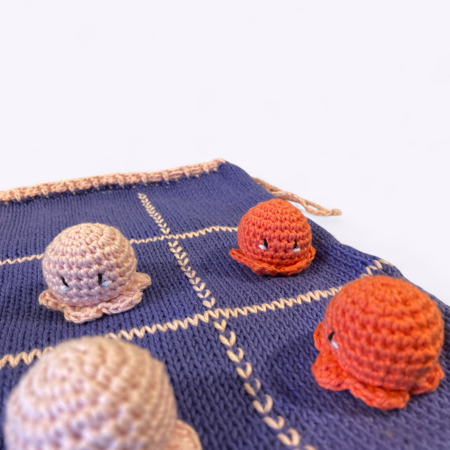 Hæklet kryds og bolle spil - lilla/lyserød