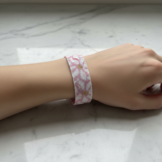 Armbånd i miyukiperler – marguerite-mønster | Sara Engel