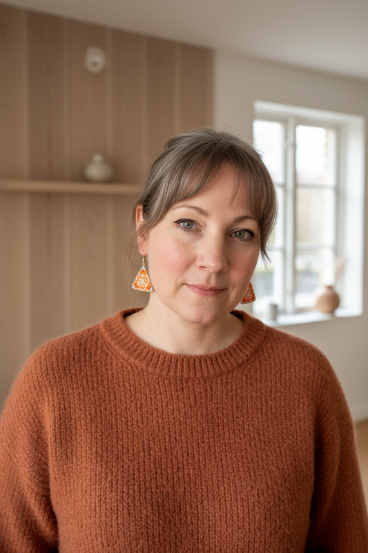 Store øreringe i miyukiperler – Orange trekanter | Sara Engel