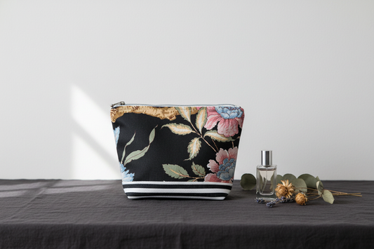 Håndlavet lille taske i bomuld med sort og blomstret mønster – JNortheved