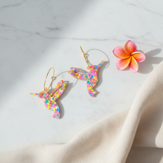 Hoop øreringe med konfetti kolibri – resin | Creatrivi