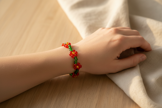 Armbånd i store glasperler - røde blomster