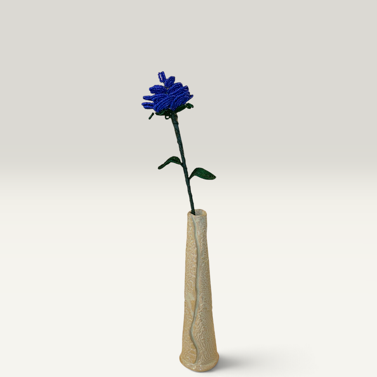 Langstilket blå rose i glasperler – 41 cm | Sams Perlekrea