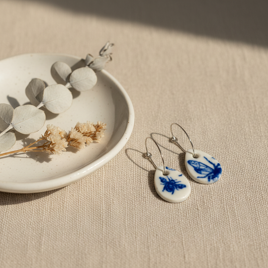 Håndlavede øreringe med bi-motiv i Fimo ler – stylet produktfoto