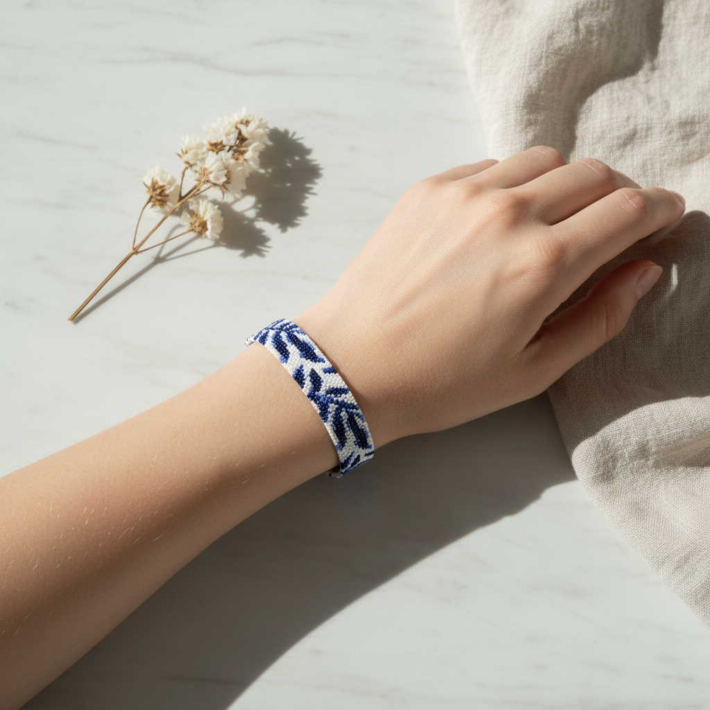 Armbånd i miyukiperler – Blå blade | Sara Engel
