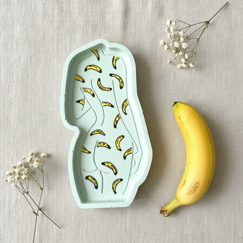 Håndlavet fad i jesmonite med bananmotiv – Øjenguf