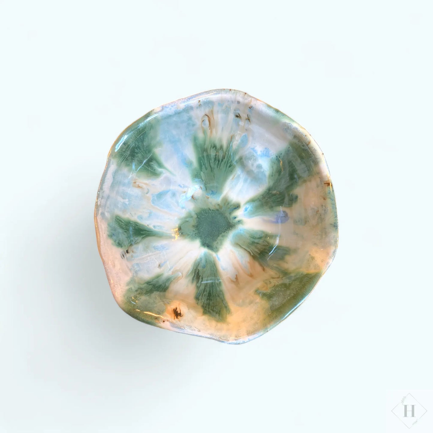 Stor skål i hvide og grønne farver By Victoria Juul