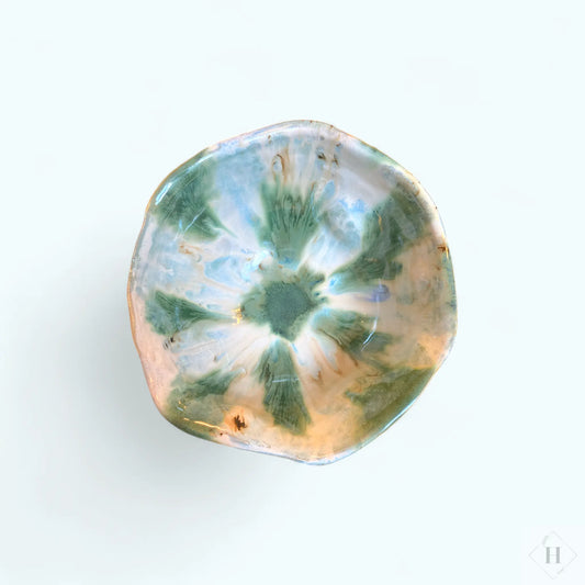 Stor skål i hvide og grønne farver By Victoria Juul