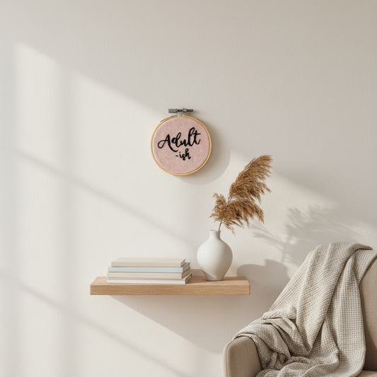Broderi i ramme "Adult -ish" – håndlavet | Juks