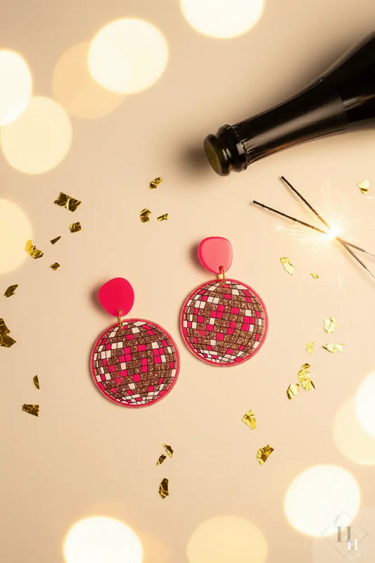 Pink diskokugle øreringe - nytårs flatlay