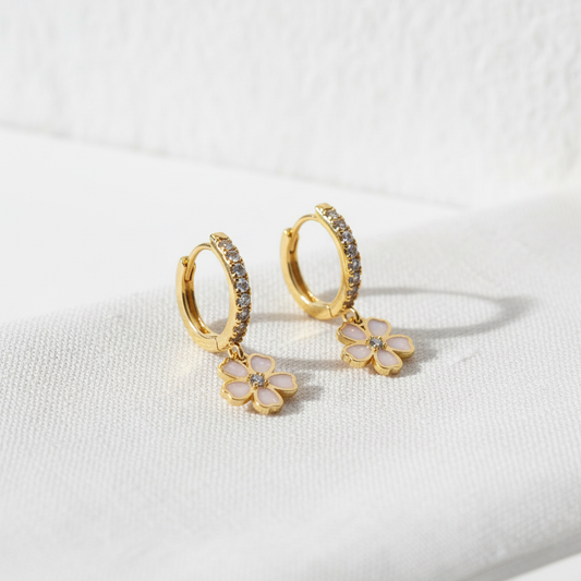 Øreringe med lille blomst rosa – close-up stylet