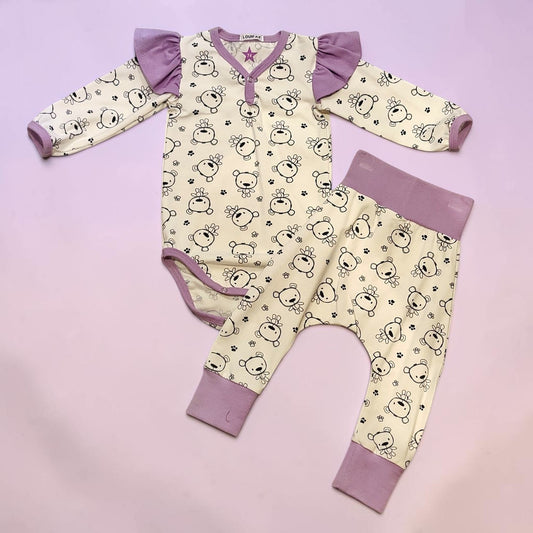 Håndlavet baby sæt str. 74 – body med flæser og bukser i lilla bamse-jersey | Louifax
