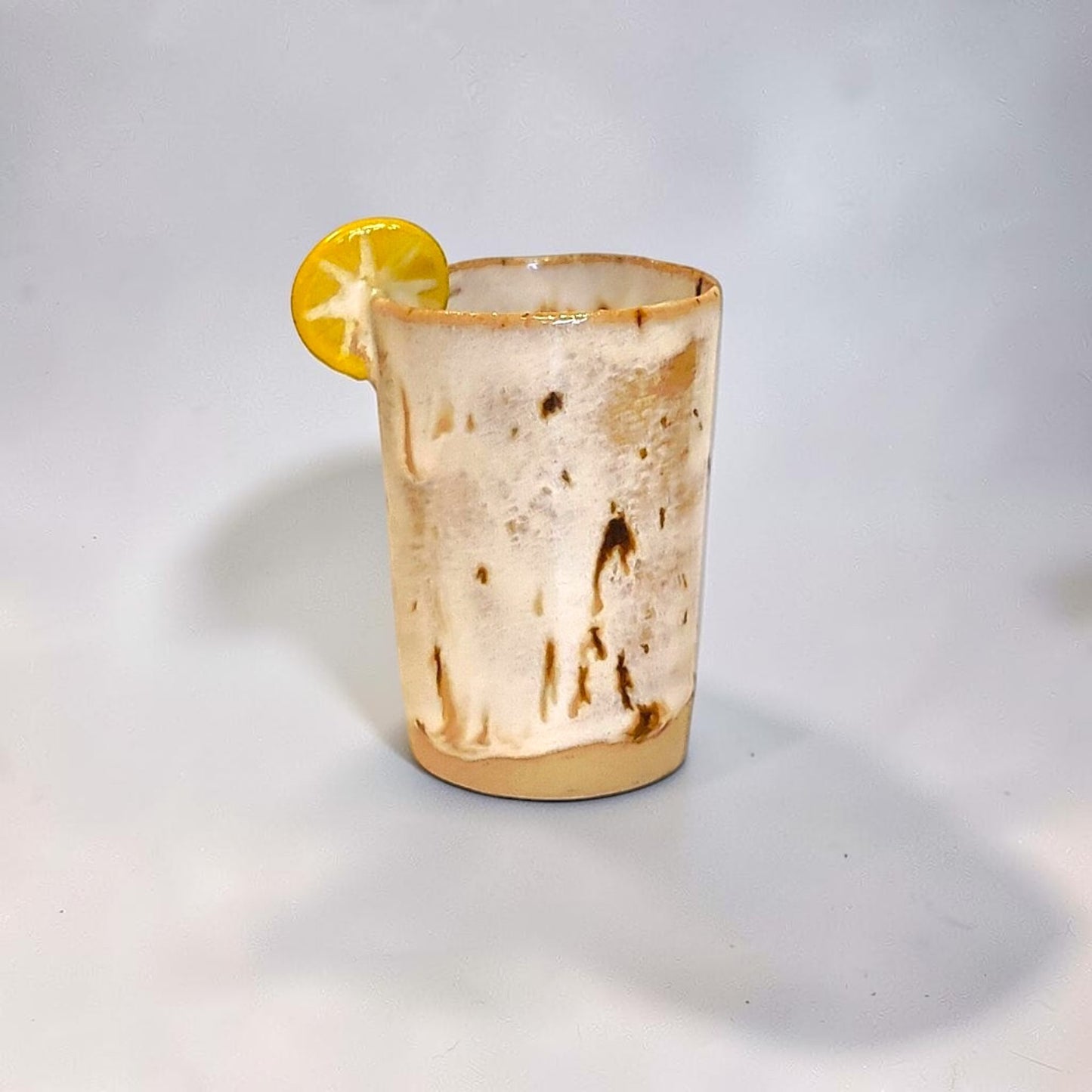 Shotglas i keramik med hvid glasur og citron skive– Håndlavet af Ibs Elsker Keramik