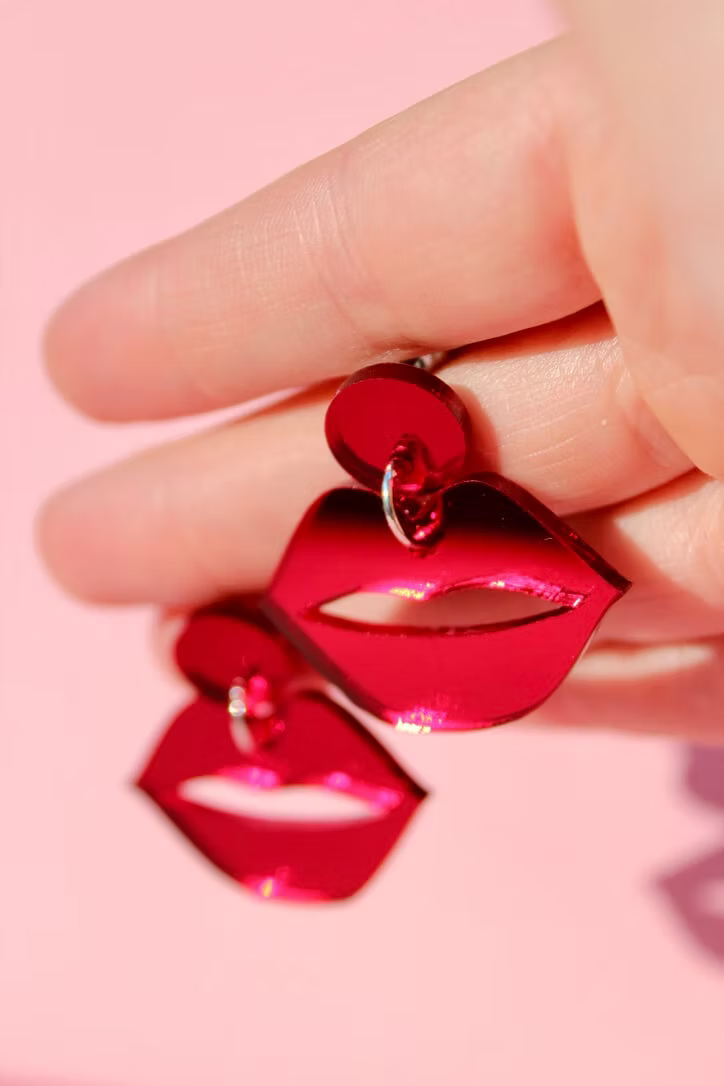 Kiss - Øreringe i Rød Spejlakryl