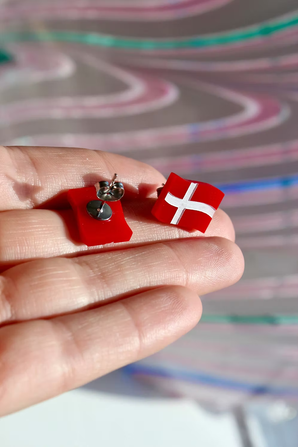 Dannebrog Små - Ørestikker i Rød Plexiglas