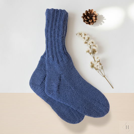 Strikkede strømper – stylet produktbillede