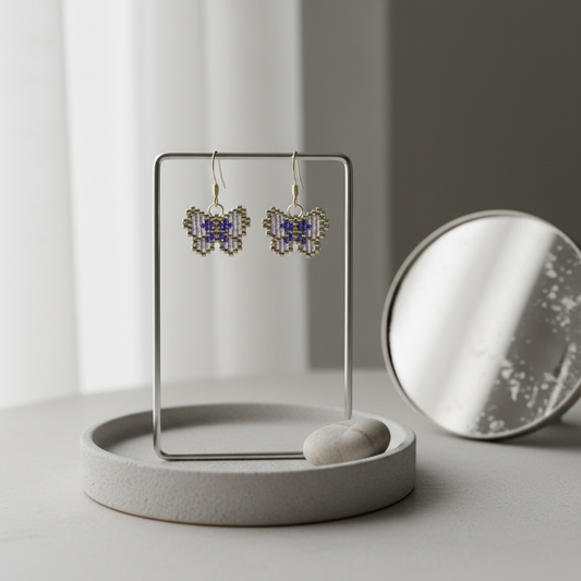 Stylede sølvfarvede sommerfugl-øreringe i miyukiperler