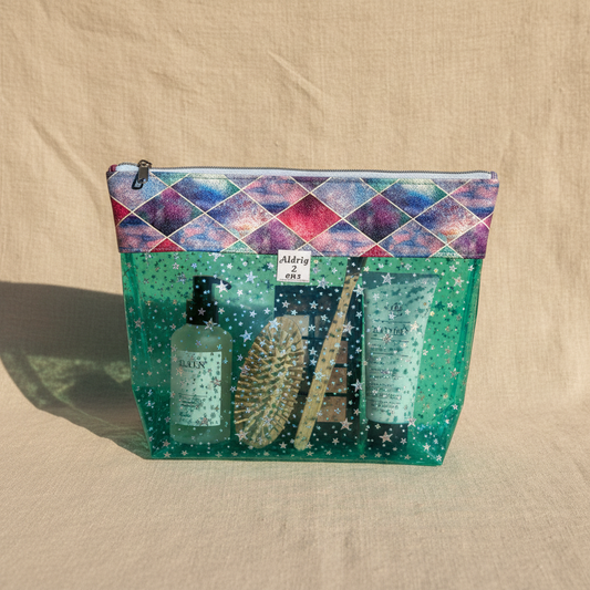 Stylet håndlavet toilettaske i gennemsigtig grøn vinyl med stjerner