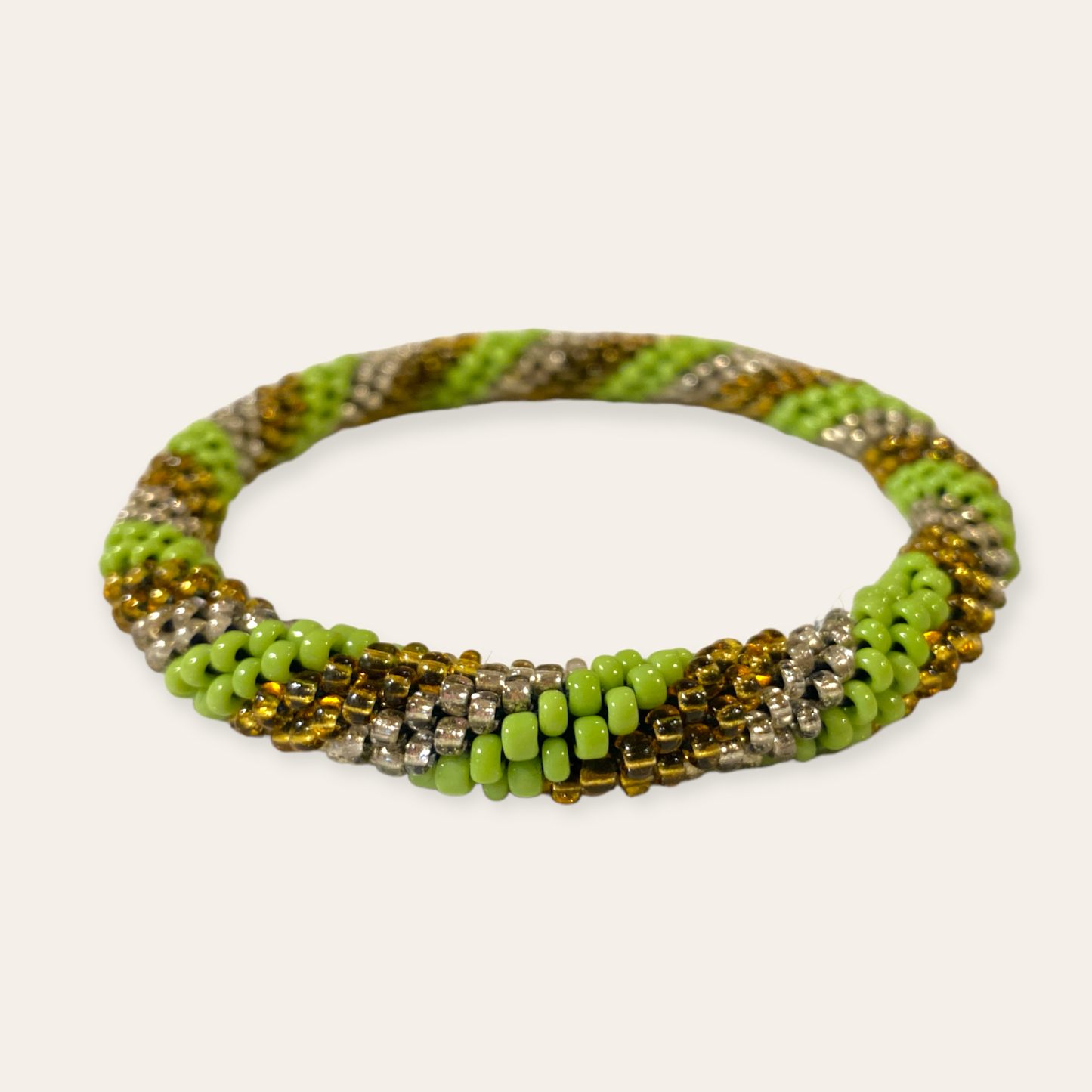 Armbånd af glasperler - grøn/guld Sara Engel