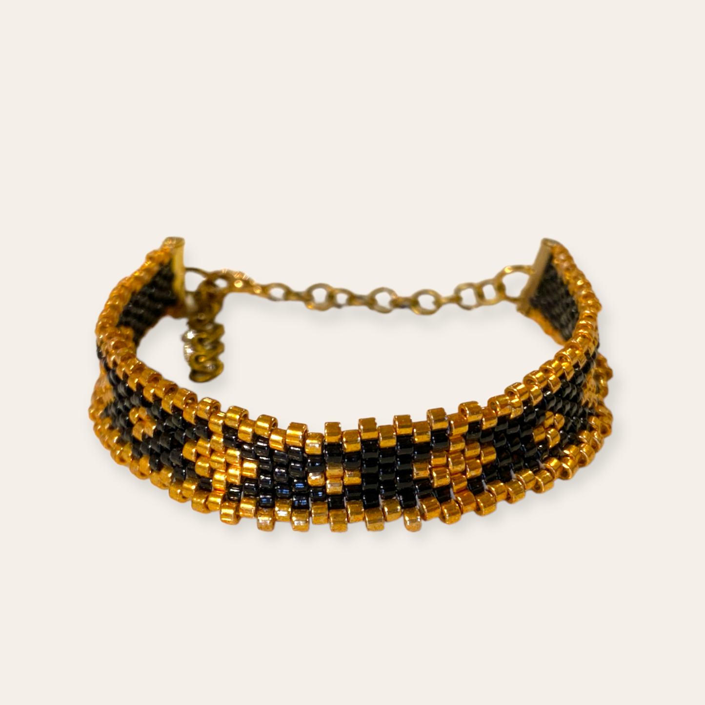 Armbånd af rocai perler - guld/sort Sara Engel