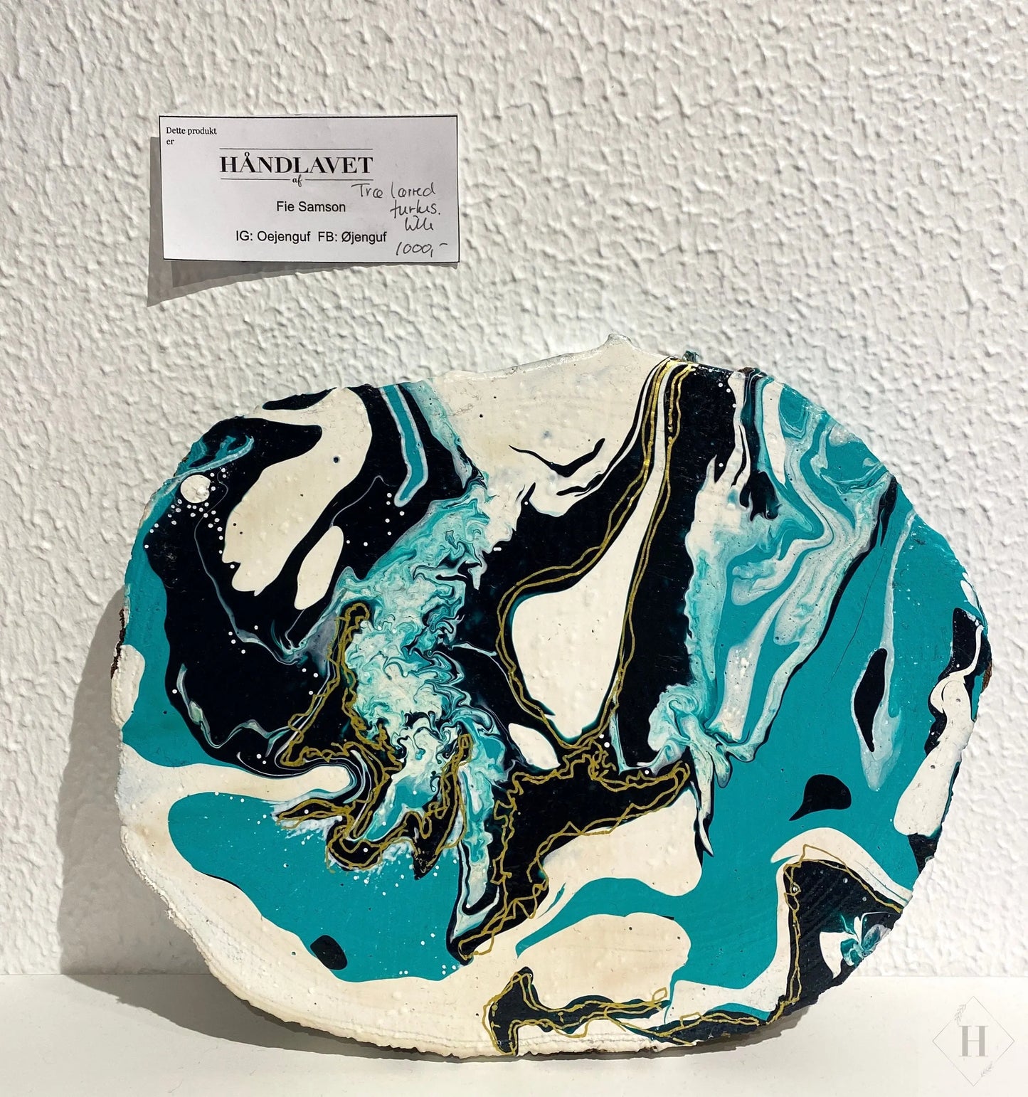 Acrylic pour og posca på træ Fie Samson