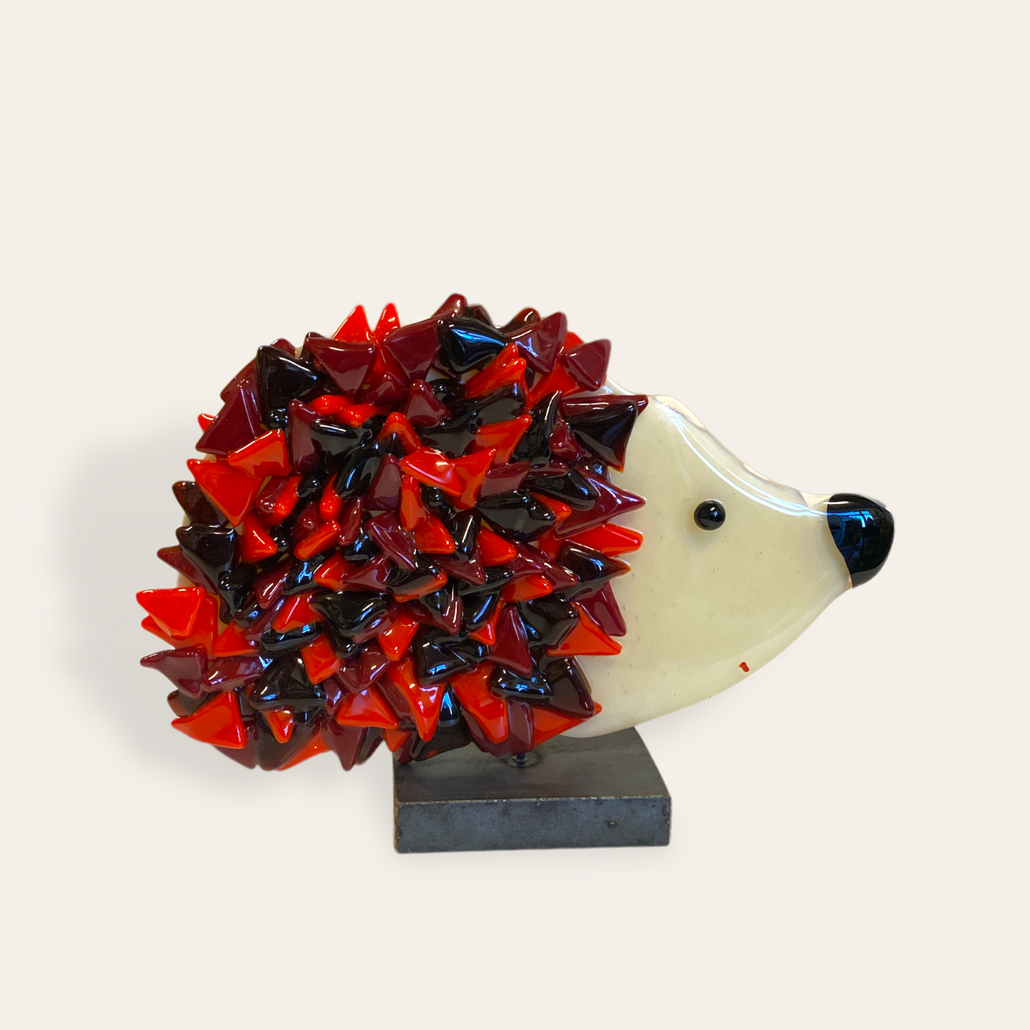 Pindsvin i glas på fod - rød Granlund glaskunst