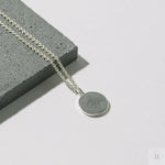 Indlæs billede til gallerivisning Halskæde i sterling sølv med vedhæng i beton - grå Hartgut
