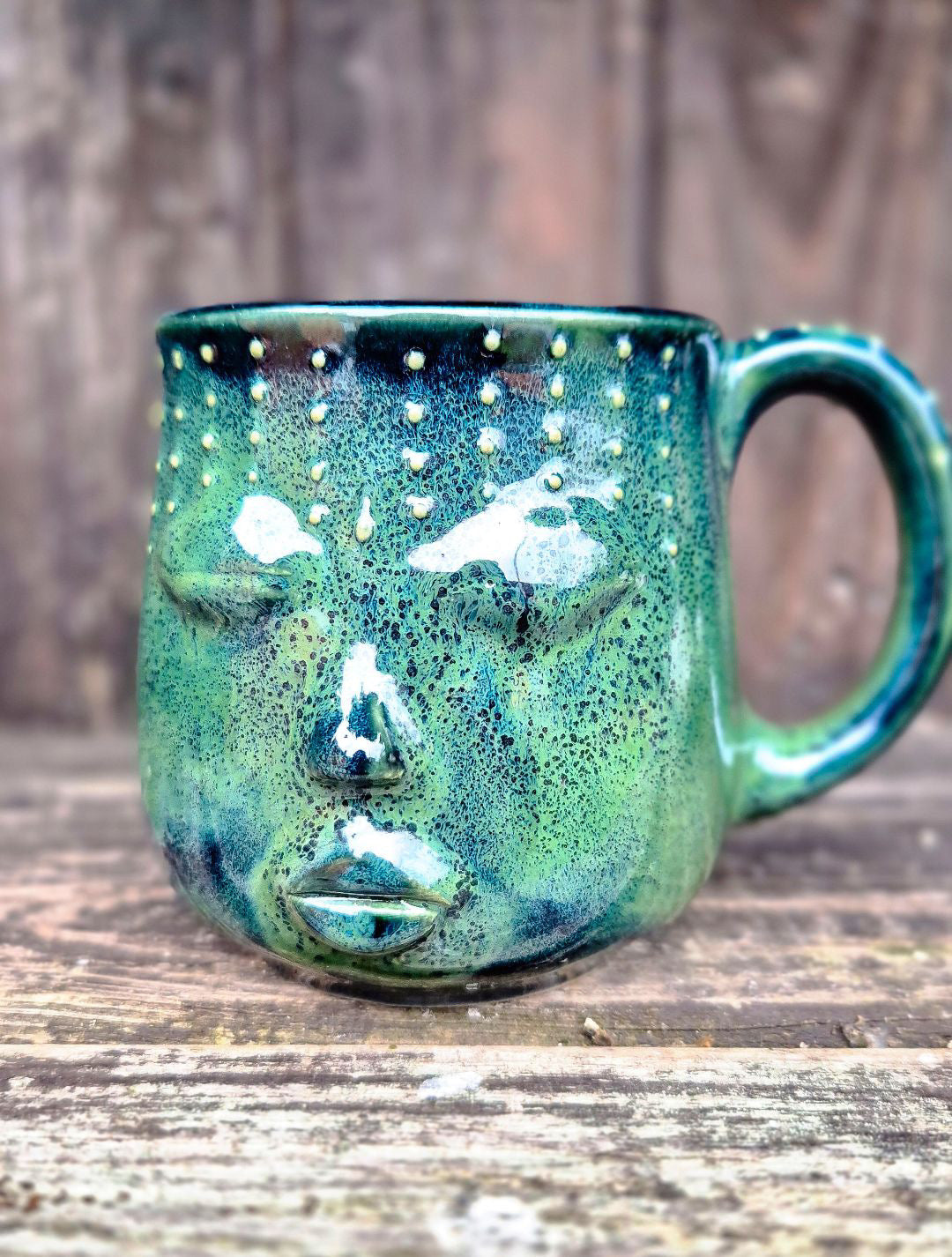 Krus med ansigt – Gaia, Dyb Blågrøn med stjærner | RG Ceramic