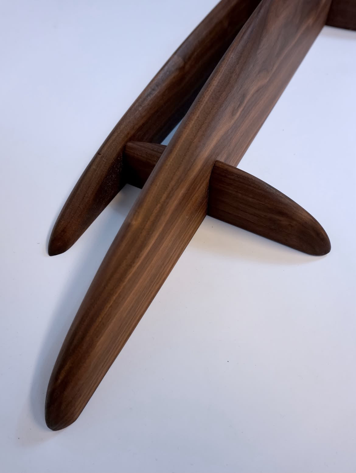Ellipsen væghylde i massiv valnød, 120 cm | Møller Møbler
