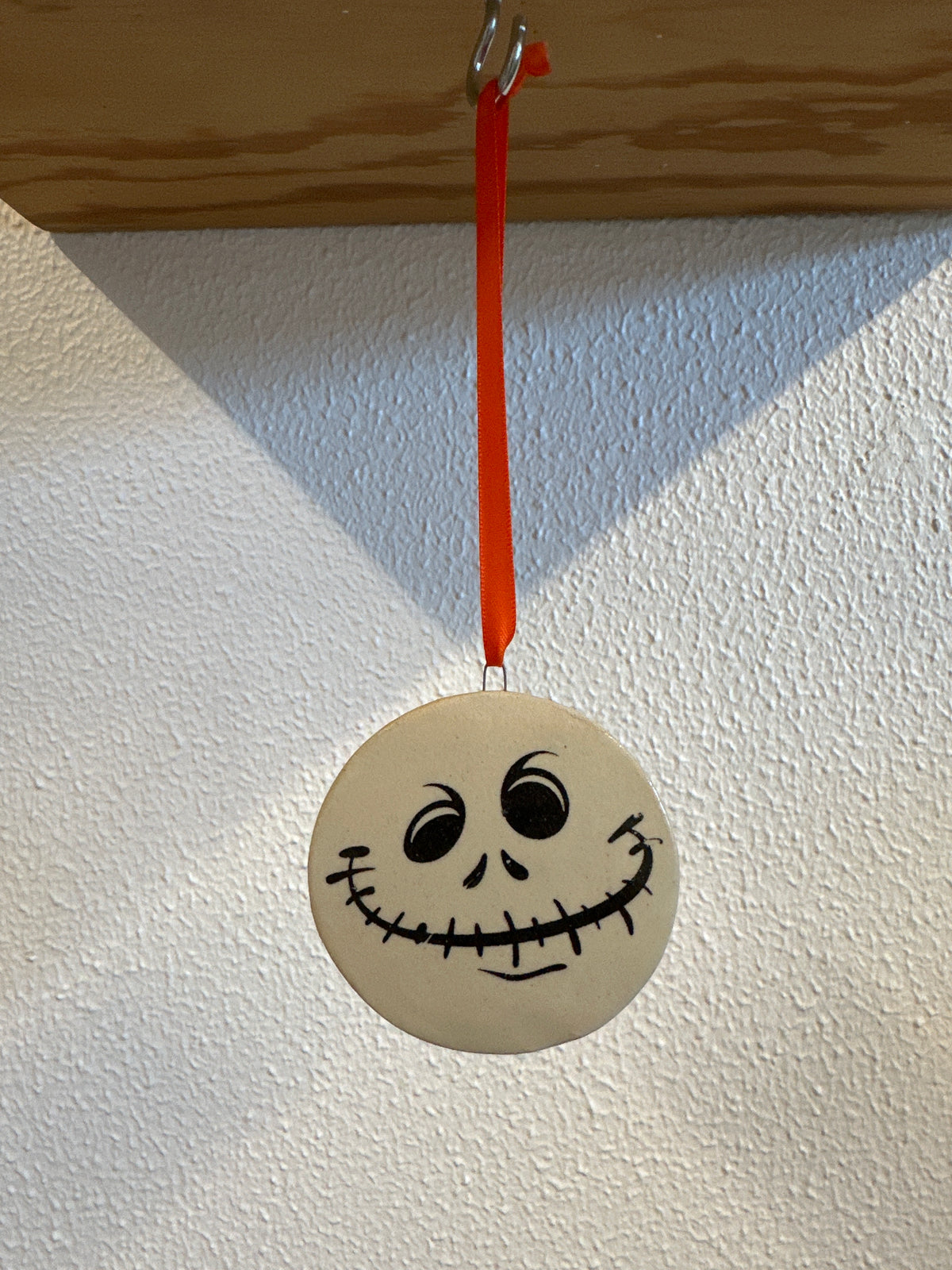 Keramik halloween-ophæng med skræmmende ansigt – håndlavet | Famalut