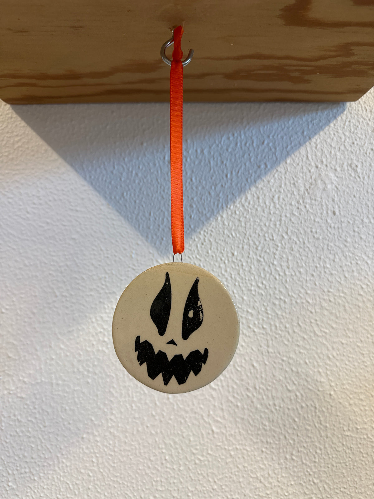 Keramik halloween-ophæng med skræmmende ansigt – håndlavet | Famalut