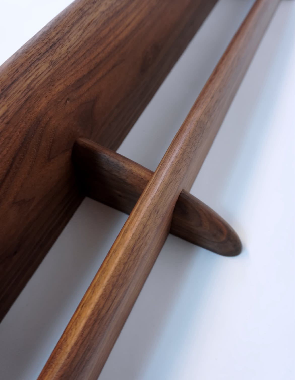 Ellipsen væghylde i massiv valnød, 120 cm | Møller Møbler