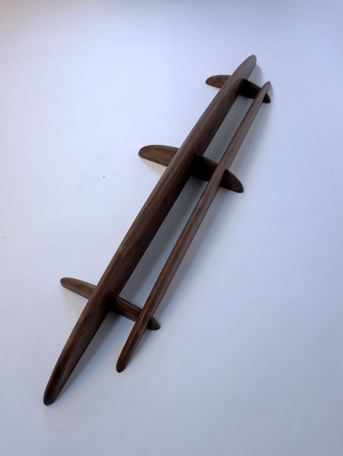 Ellipsen væghylde i massiv valnød, 120 cm | Møller Møbler