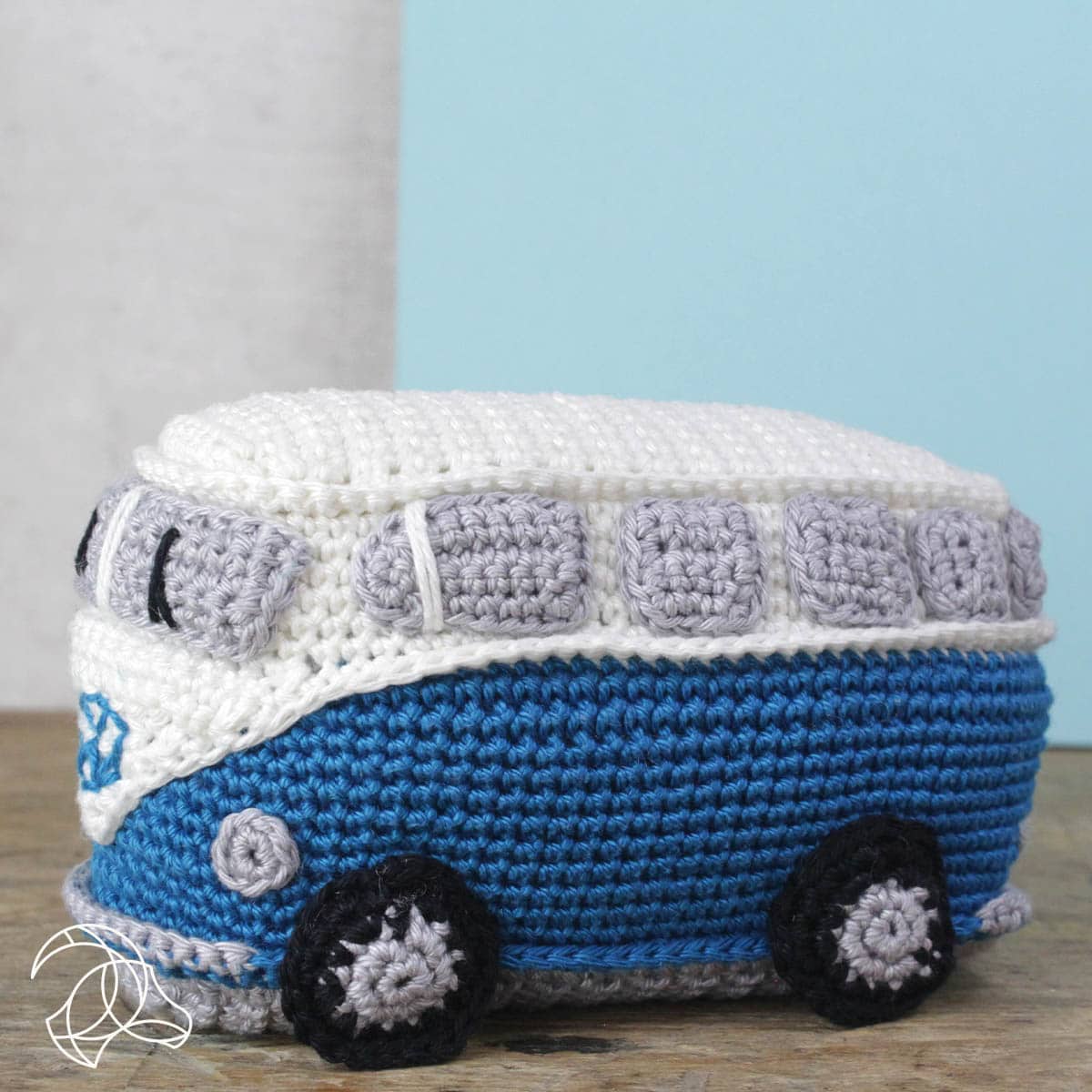 Hæklekit i bomuld – retro-minibus i blå | Hardicraft