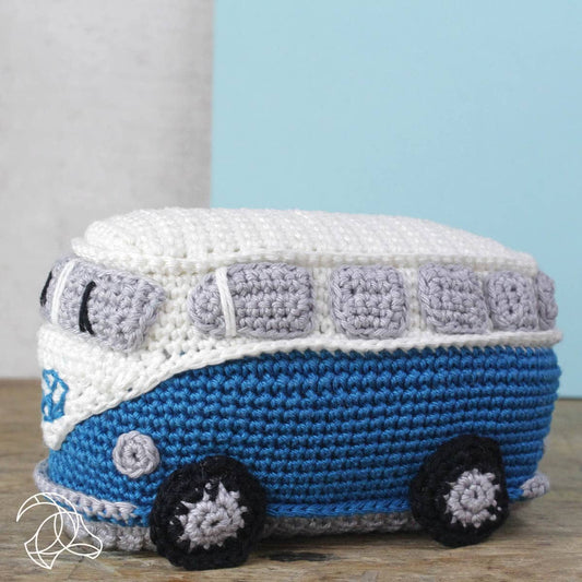 Hæklekit i bomuld – retro-minibus i blå | Hardicraft