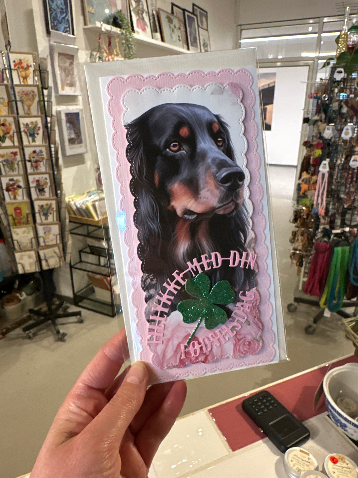 Håndlavet fødselsdagskort med gravhund og firkløver | Helle Vang