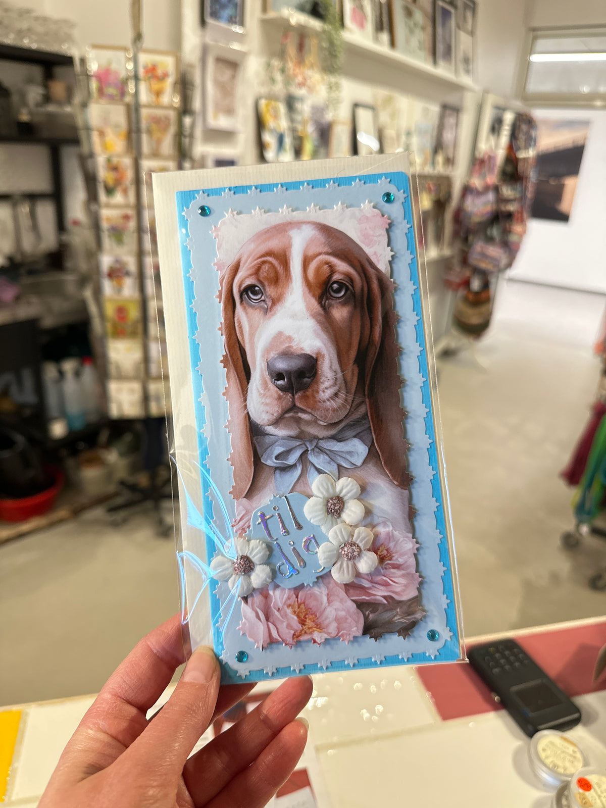 Håndlavet kort med hund og blomster – Til dig | Helle Vang