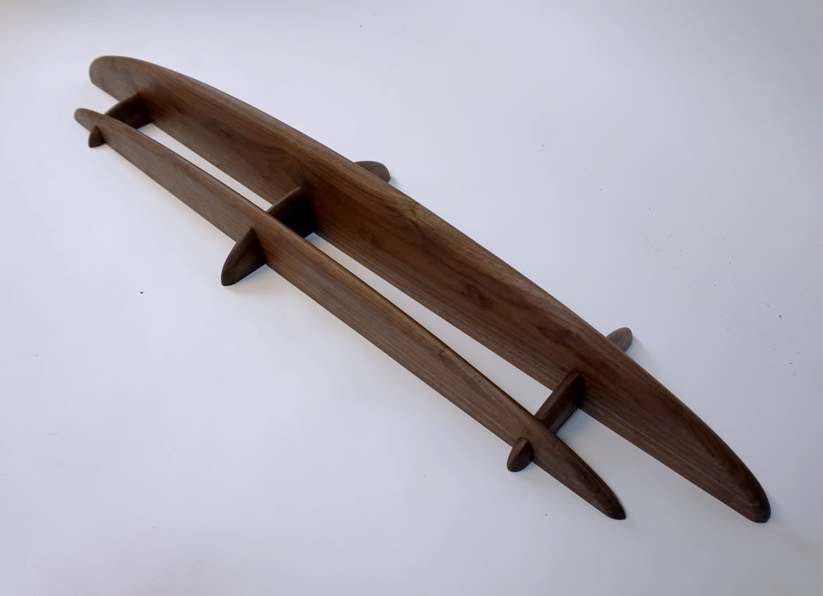 Ellipsen væghylde i massiv valnød, 120 cm | Møller Møbler
