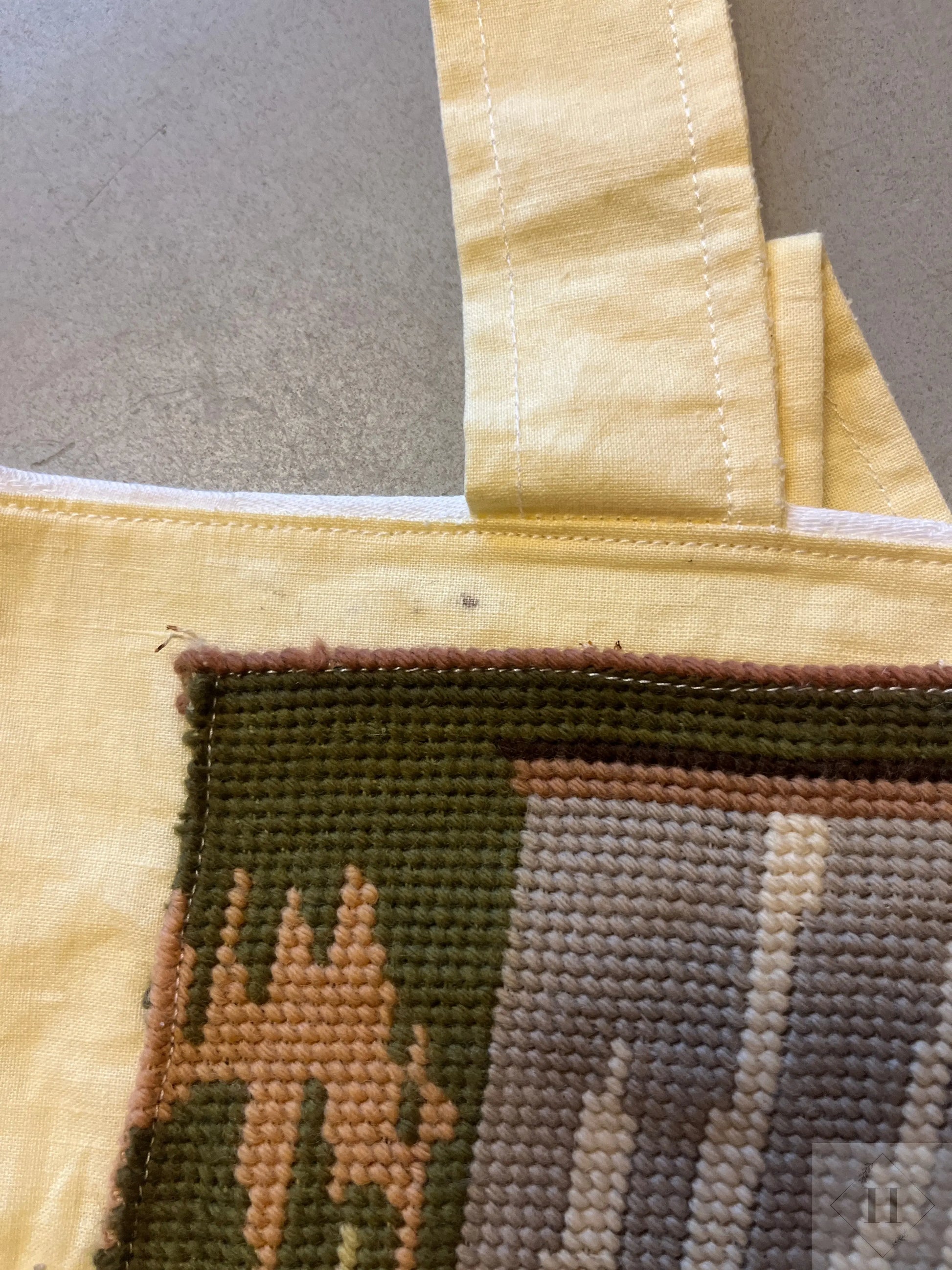 Mulepose med broderi - pigen med den gule kjole Irene Kokholm