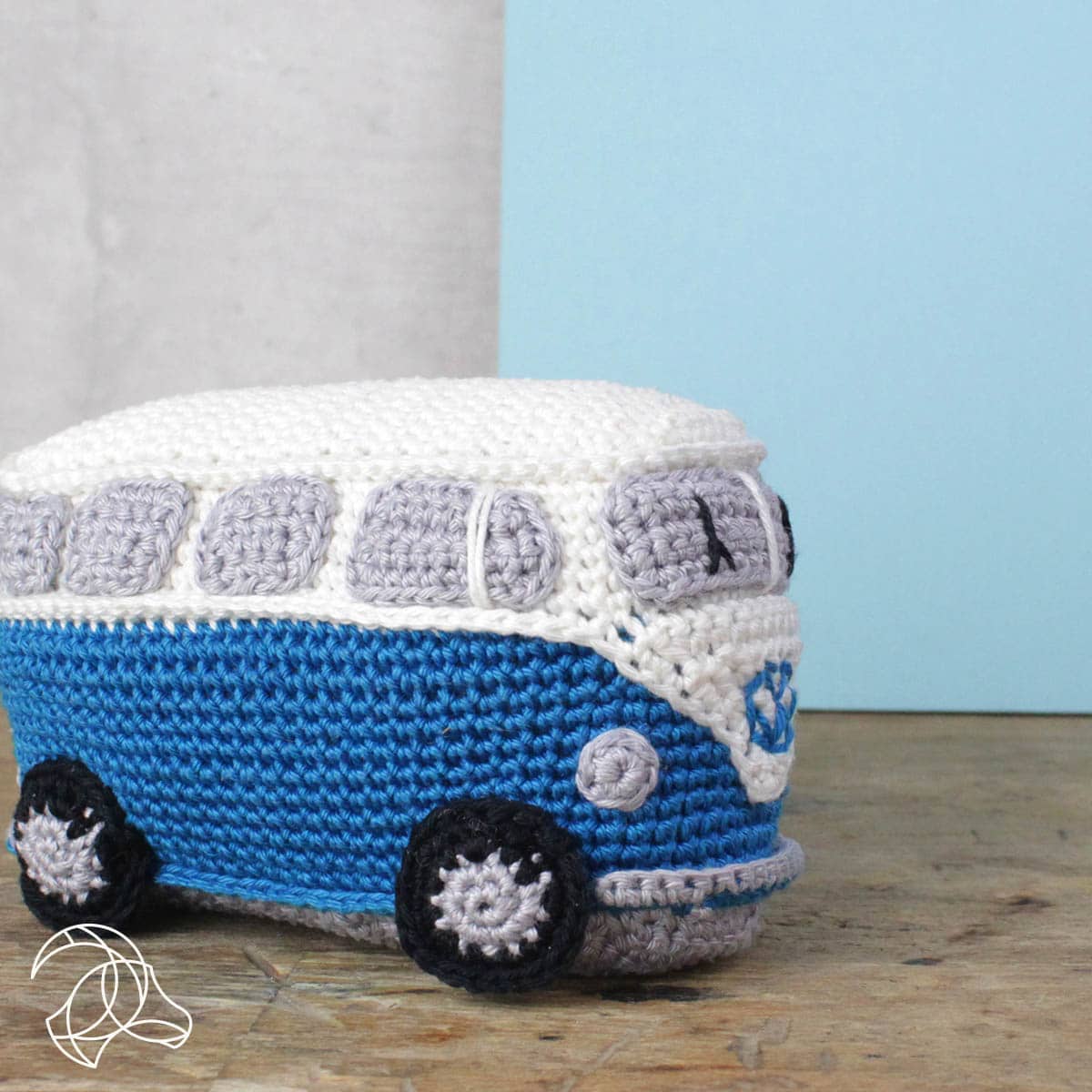 Hæklekit i bomuld – retro-minibus i blå | Hardicraft