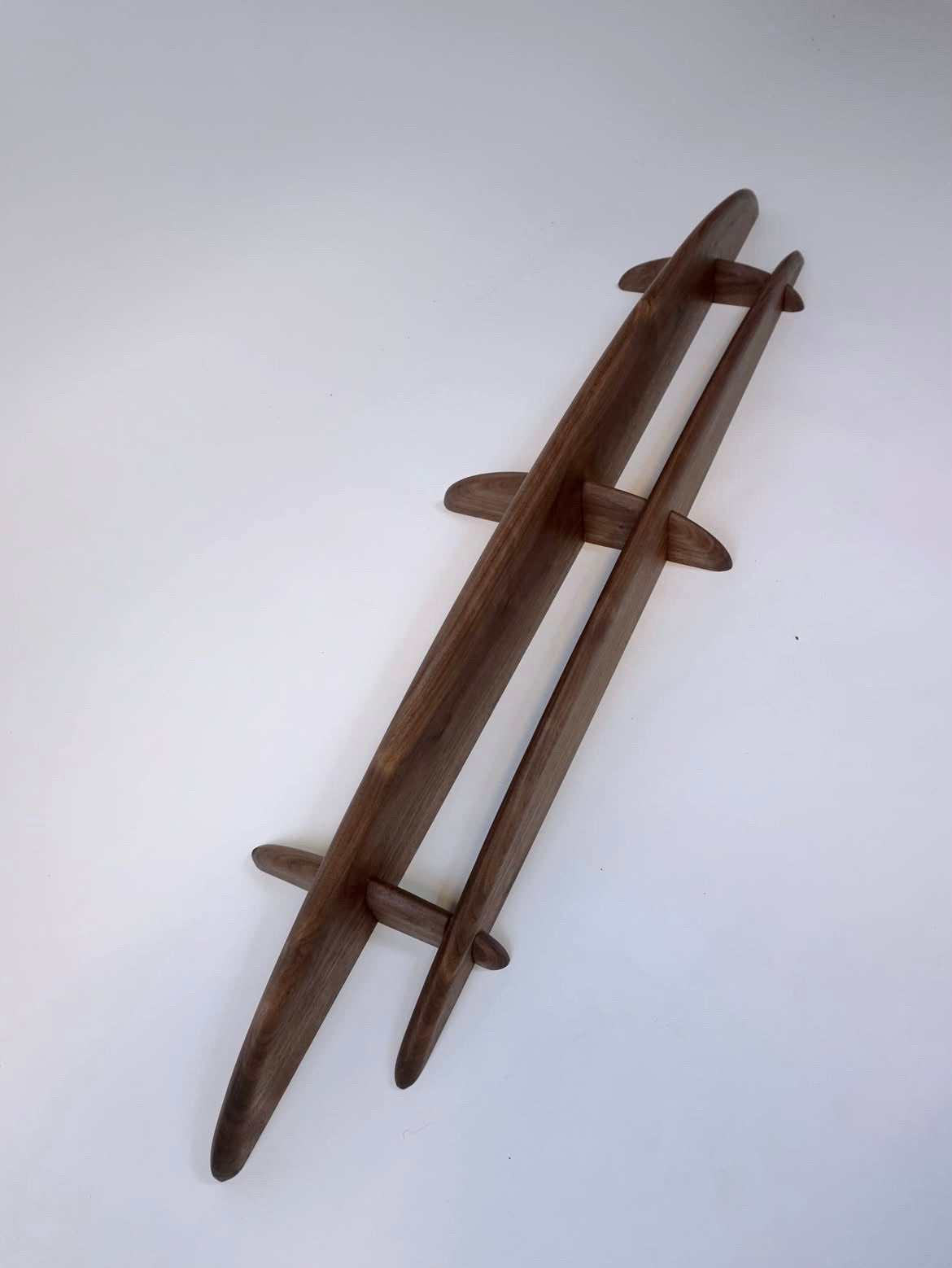 Ellipsen væghylde i massiv valnød, 120 cm | Møller Møbler