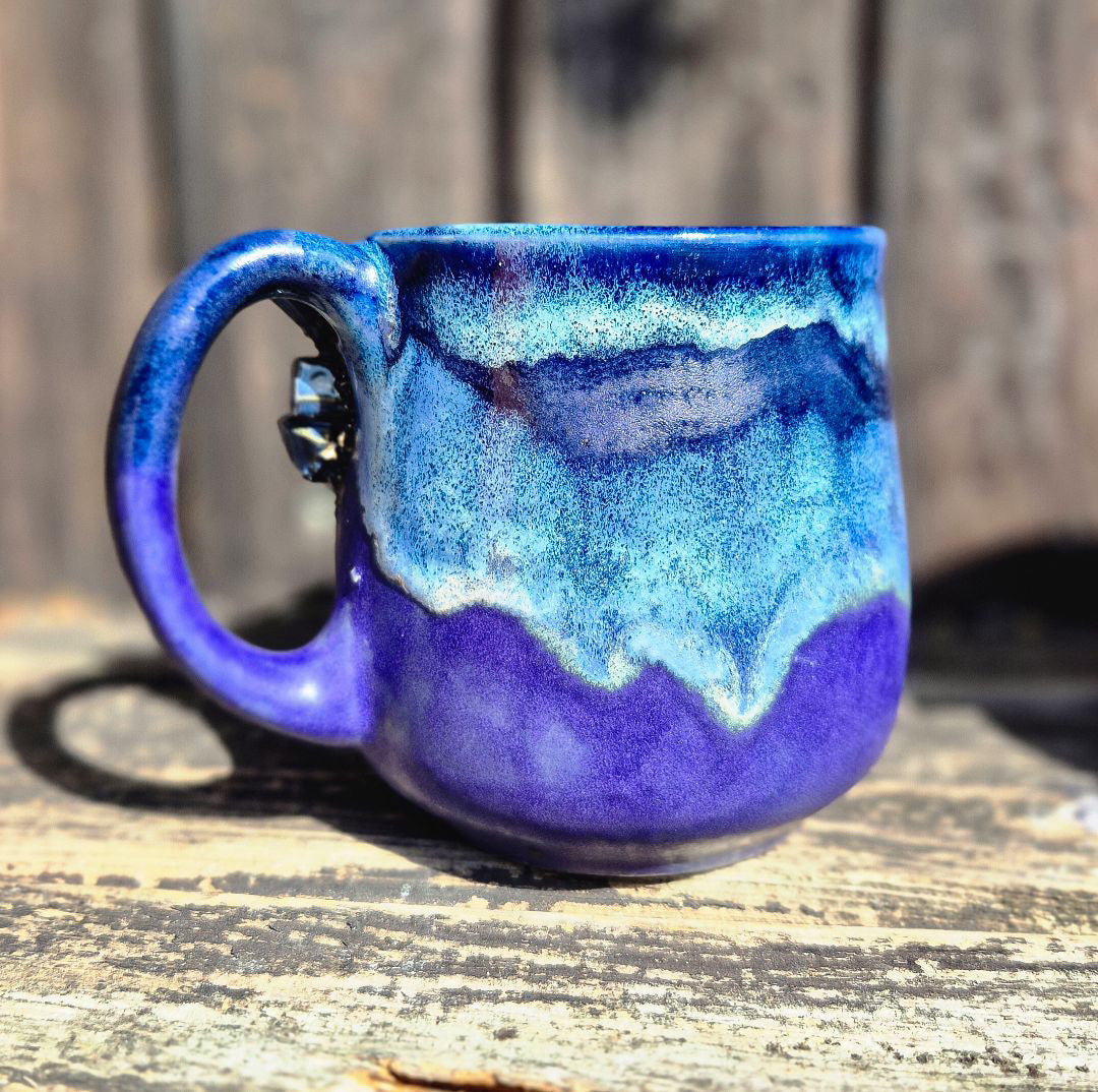 Krus med ansigt – Gaia, Mørk lilla med krystal | RG Ceramic