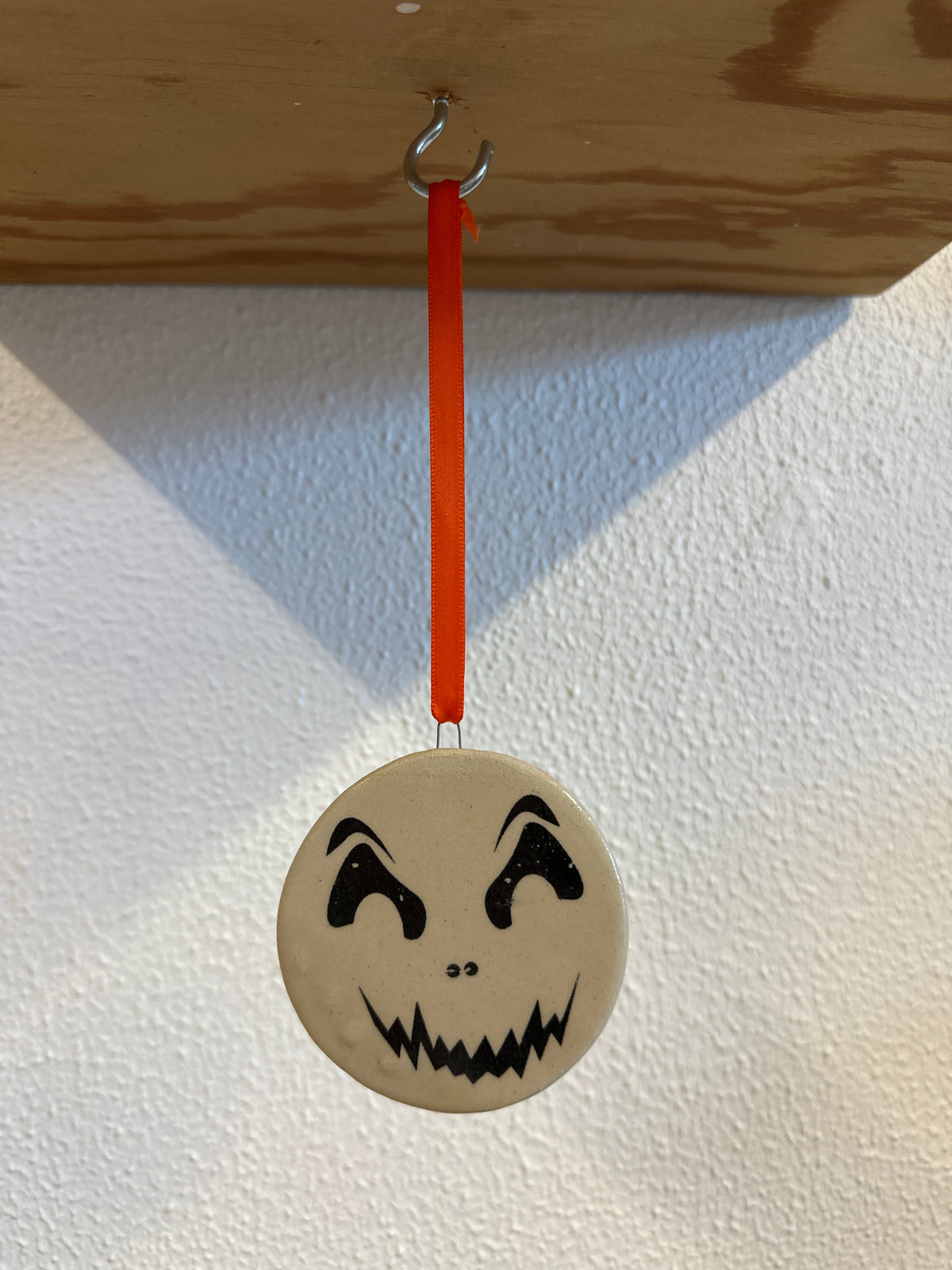 Keramik halloween-ophæng med skræmmende ansigt – håndlavet | Famalut