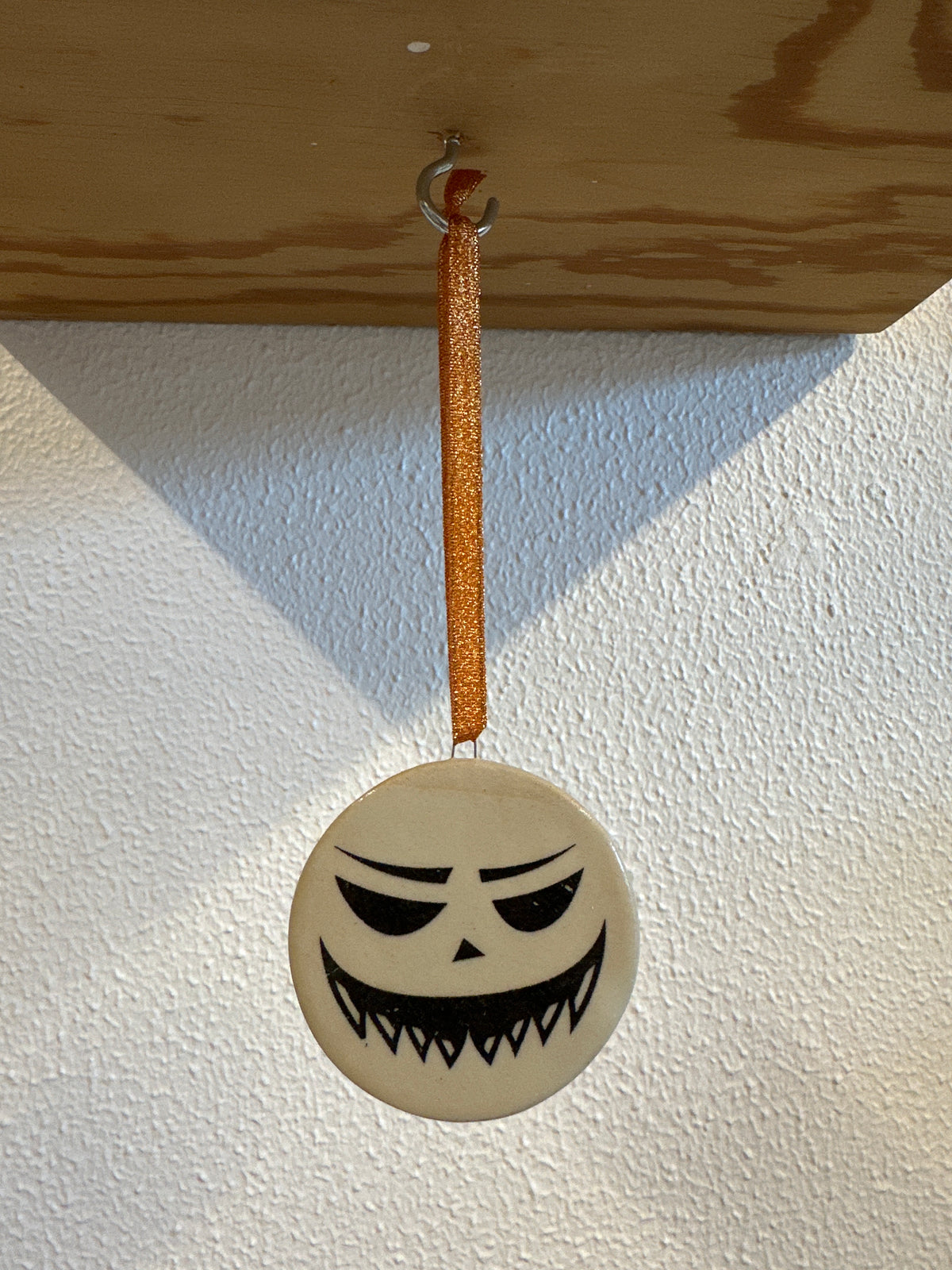 Keramik halloween-ophæng med skræmmende ansigt – håndlavet | Famalut