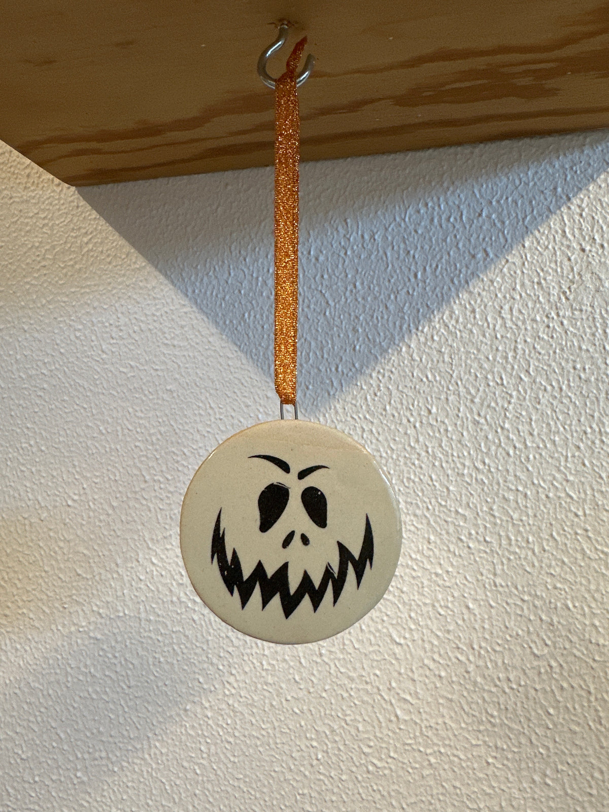 Keramik halloween-ophæng med skræmmende ansigt – håndlavet | Famalut