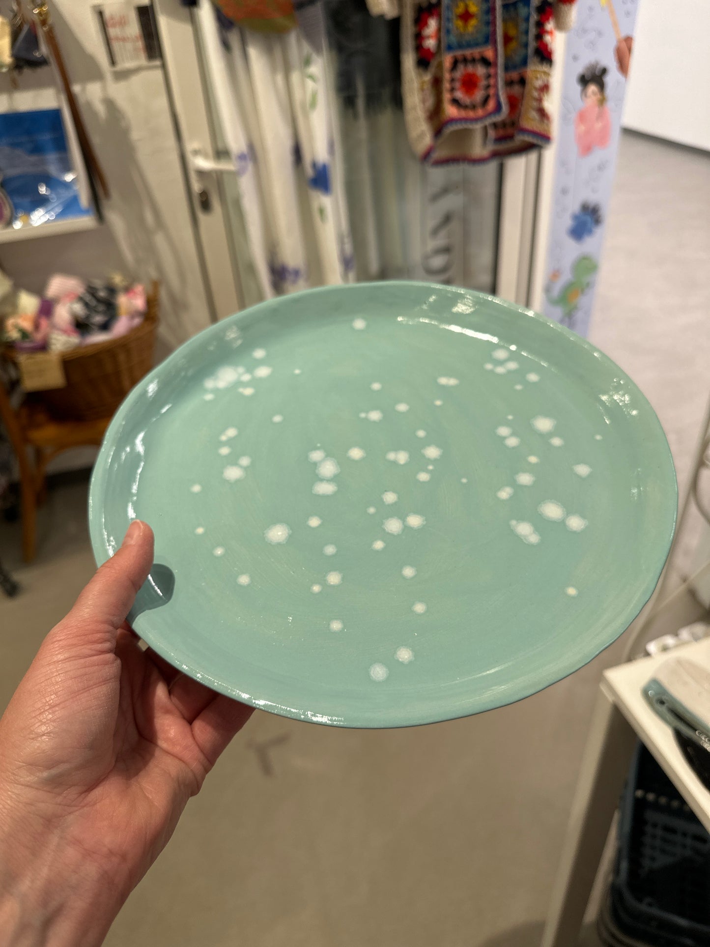 Håndlavet stor tallerken i stentøj – flere farver | By Victoria Juul