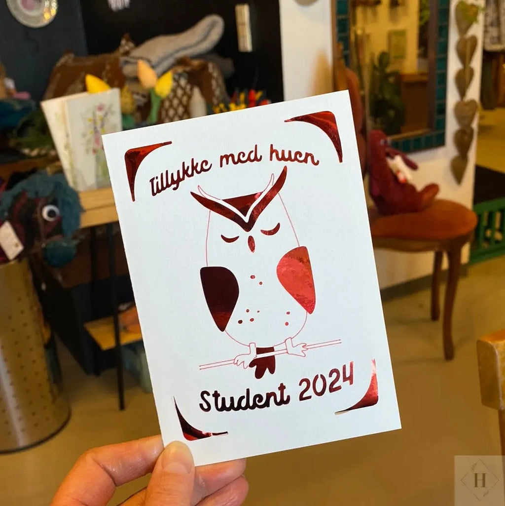 Student 2024 - tillykke med huen (rød) Charlottes keramik-mak